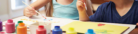 Børn der maler med hobbymaling BR.dk
