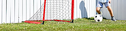Børn der spiller fodbold