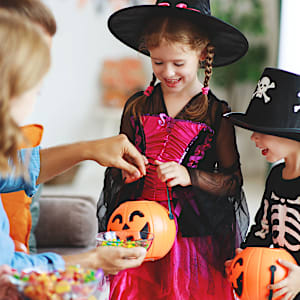 Hvad er Halloween og hvad laver man egentlig til Halloween? Læs mere om 'Slik og ballade' og andre Halloween-aktiviteter her på BR.dk