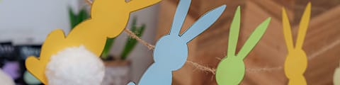 Tadaaa! Se lige den her fine, færdige påskehare-guirlande! Se hvordan du selv kan lave den derhjemme i guiden her. 