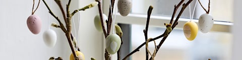 En pind pyntet med påskeæg.