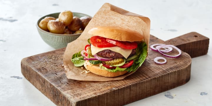 Opskrift på burger med coleslaw og stegte kartofler føtex.dk