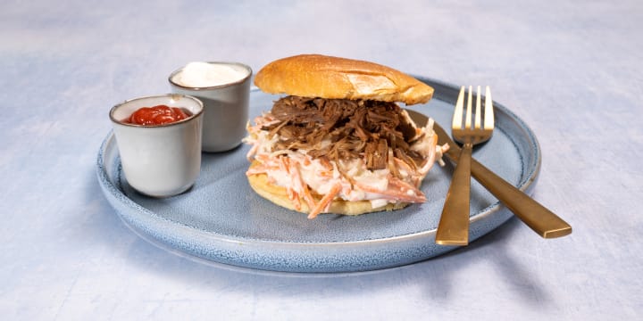 Burger med pulled beef og coleslaw