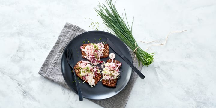 Reje- og laksesalat på sprødt rugbrød