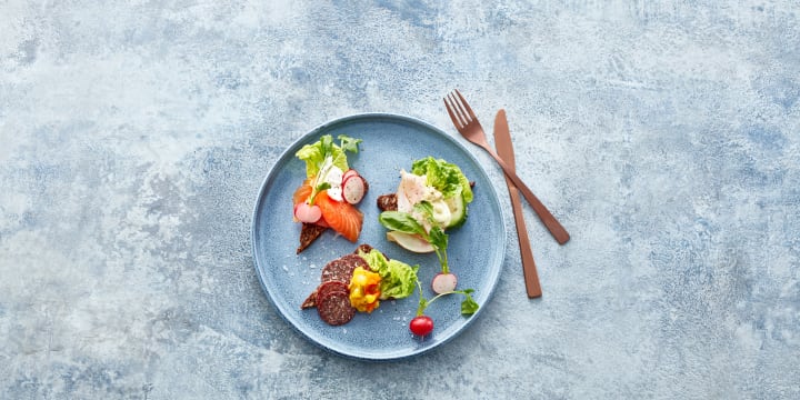 Smørrebrødsopskrifter med oksespegepølse, kyllingepålæg og laks