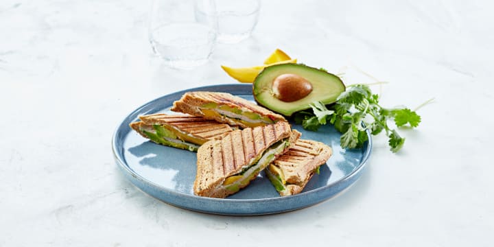 Toast med kylling, mango og avocado