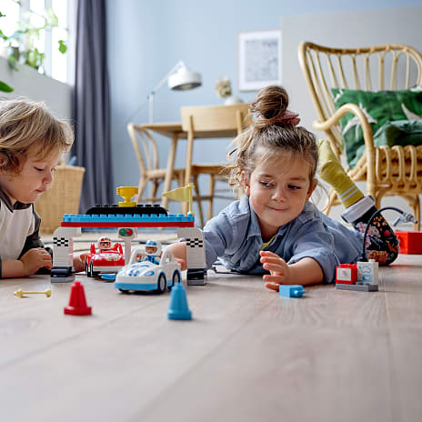 Doven Luksus Lege med LEGO 10947 DUPLO Town Racerbiler | Køb online på br.dk!