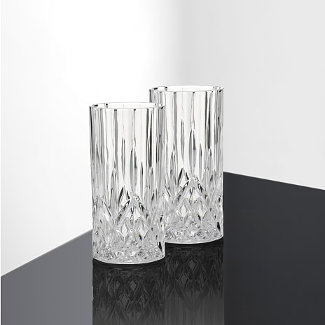 Aida Harvey slebne longdrinkglas