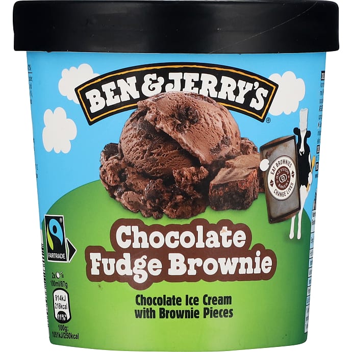 Flødeis m. chokoladesmag og stykker af brownie