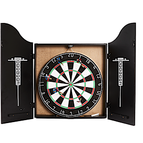 Dartskive i dartskab med dartpile