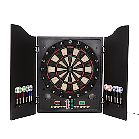 Elektrisk dartskive i dartskab med dartpile