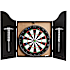 Dartskive i dartskab med dartpile