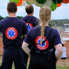 event safety personale med ryggen til og logo foto Franz Ejskjaer