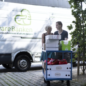foedevarebanken to mennesker leverer madvarer fra bil