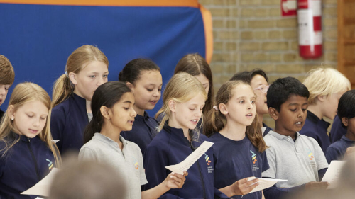 aarhus internationale skole boern der synger