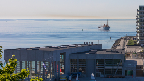 aarhus internationale sejlsportscenter bygning med skib i baggrunden