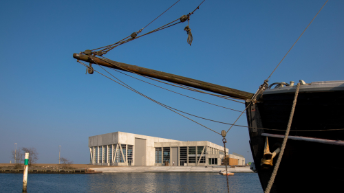 aarhus internationale sejlsportscenter bygning med baad i forgrunden