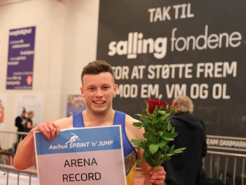 marselisboeg hallen mand vundet arena record med roser i haanden