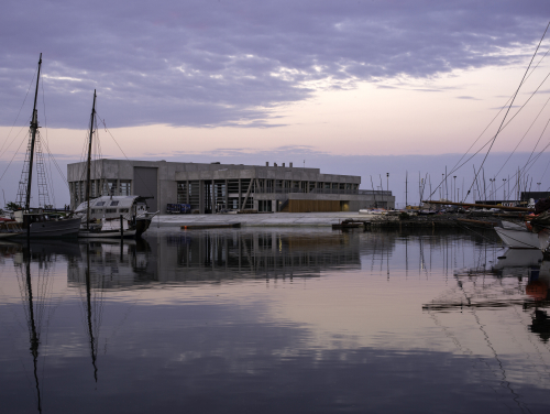 aarhus internationale sejlsportscenter bygning med solnedgang i baggrunden