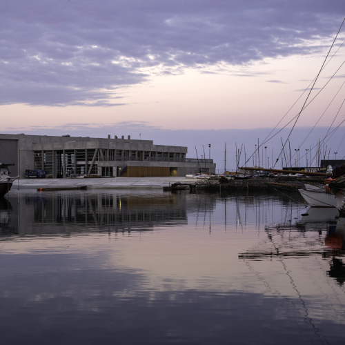 aarhus internationale sejlsportscenter bygning med solnedgang i baggrunden