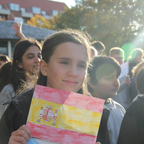 aarhus intermationale skole pige med tegning af flag