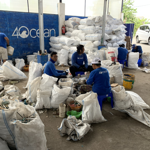 ocean plastic forum folk sorterer plastik i saekke