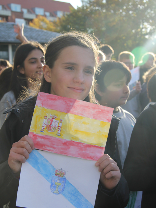 aarhus intermationale skole pige med tegning af flag