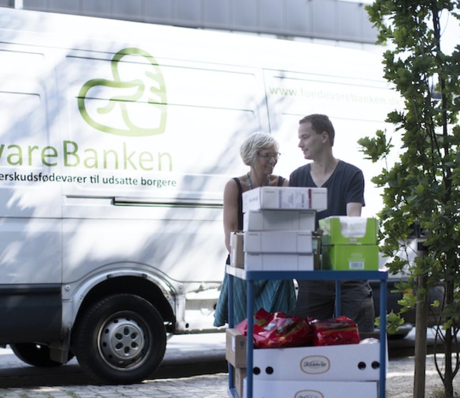foedevarebanken to mennesker leverer madvarer fra bil