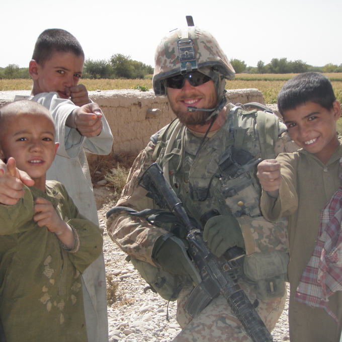 soldat og afghanske drenge