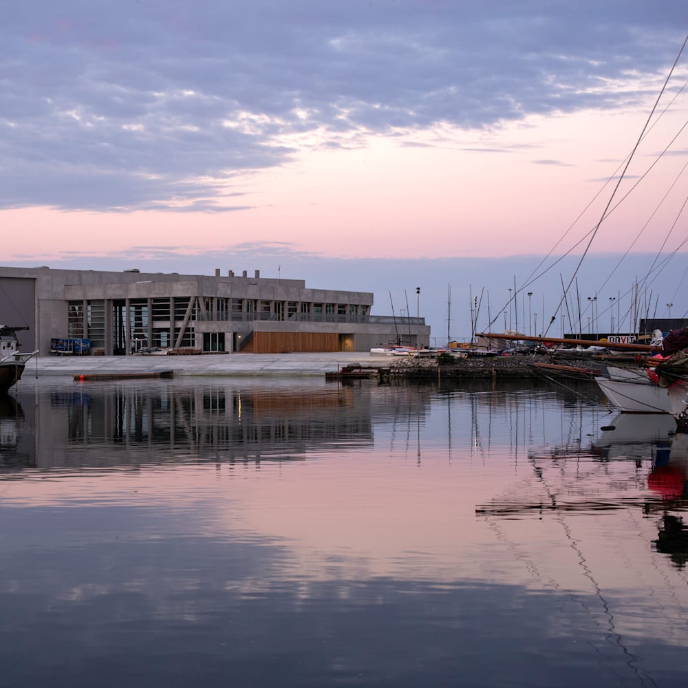 aarhus internationale sejlsportscenter bygning med solnedgang i baggrunden