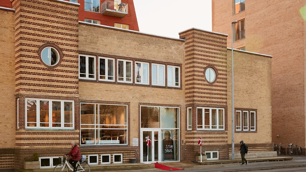 boerns vilkaar bygning med flag