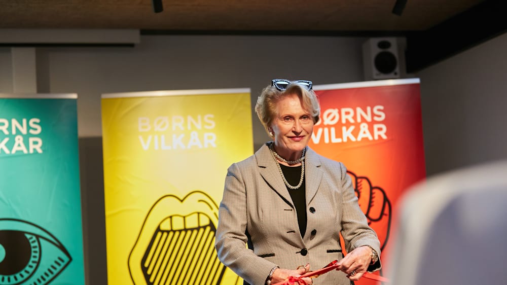 boerns vilkaar fru salling goer klar til at klippe snoren