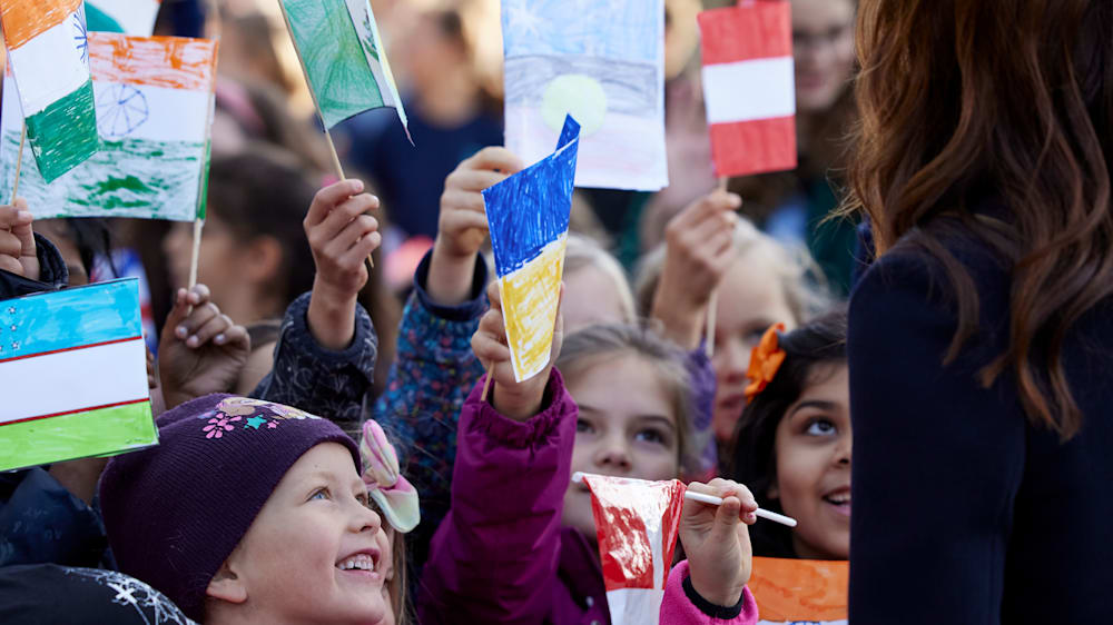 International_Skole_boernene vifter med flag