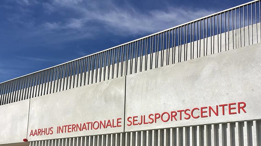 aarhus internationale sejlsportscenter skilt med navn