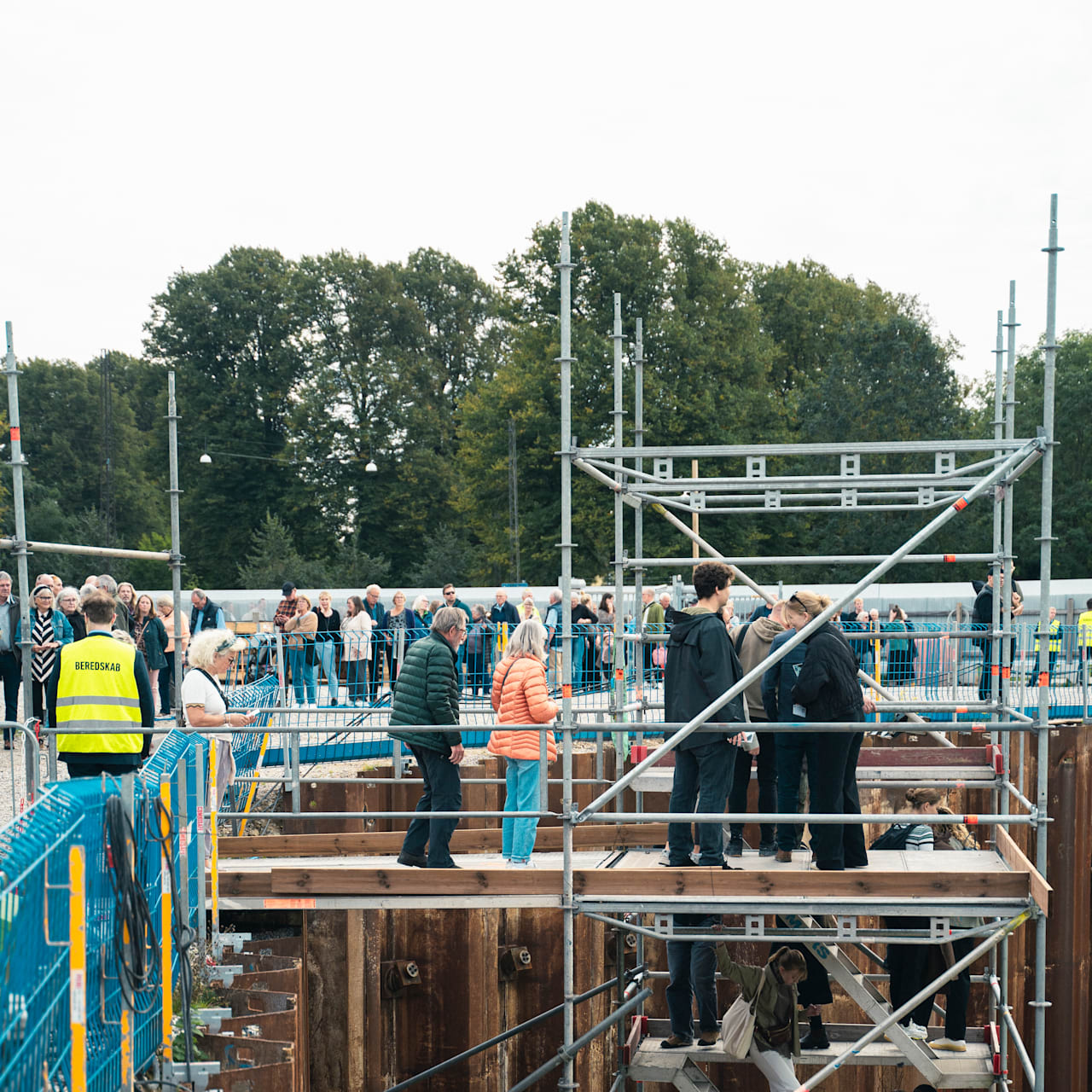 ARoS rejsegilde stakit midt på byggepladsen