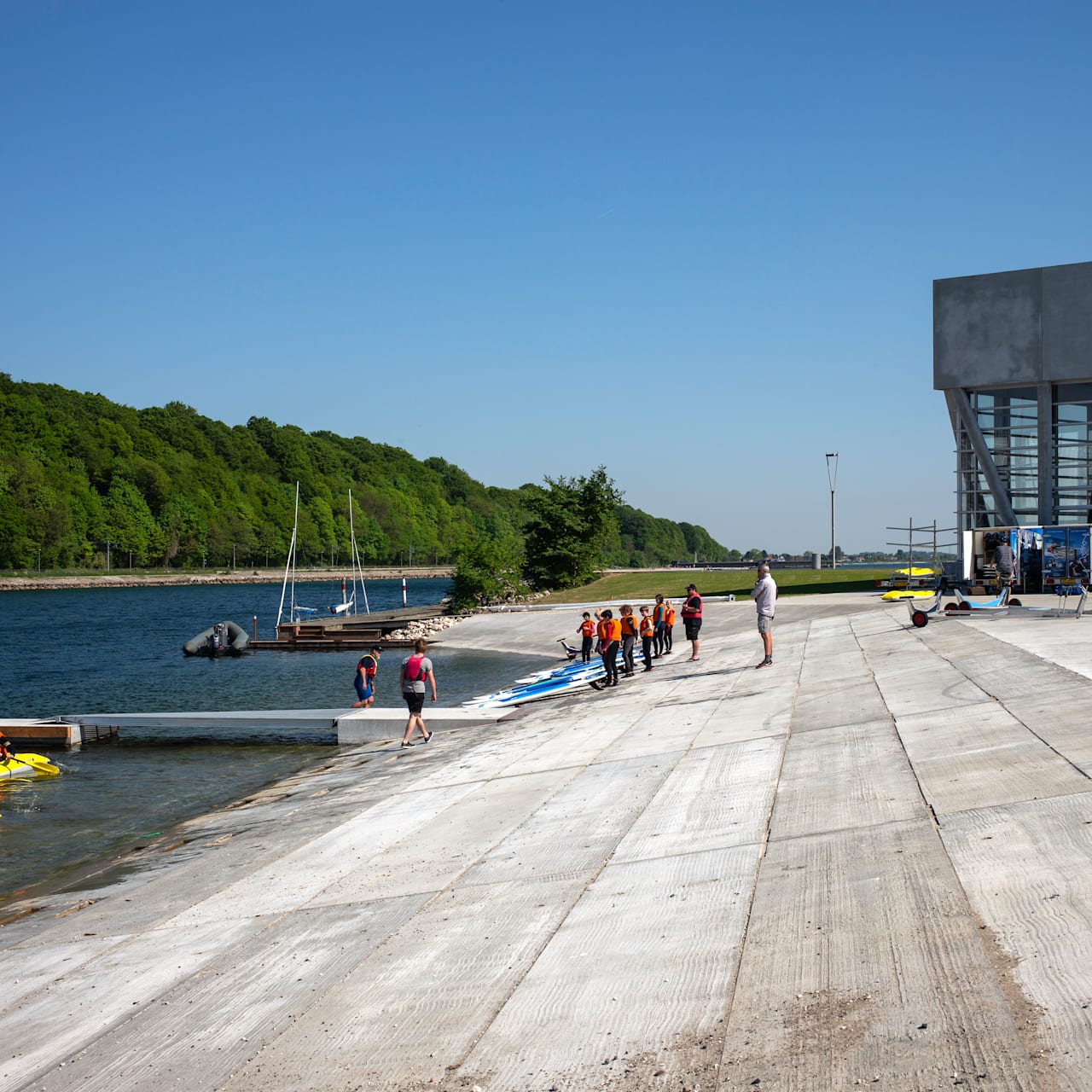 aarhus internationale sejlsportscenter boern paa vej i vandet med deres baade