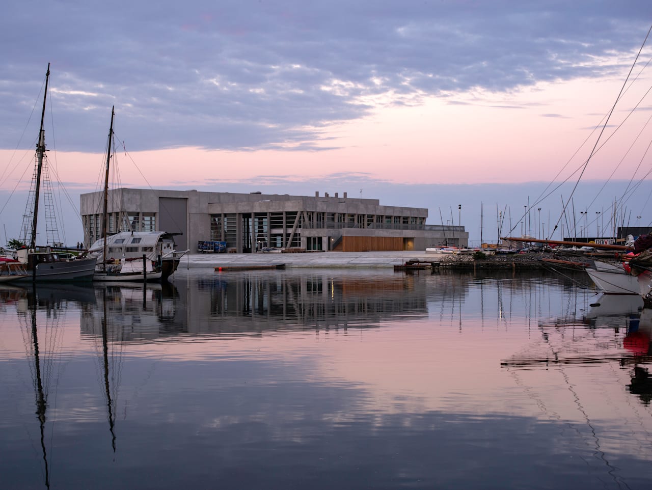 aarhus internationale sejlsportscenter bygning med solnedgang i baggrunden
