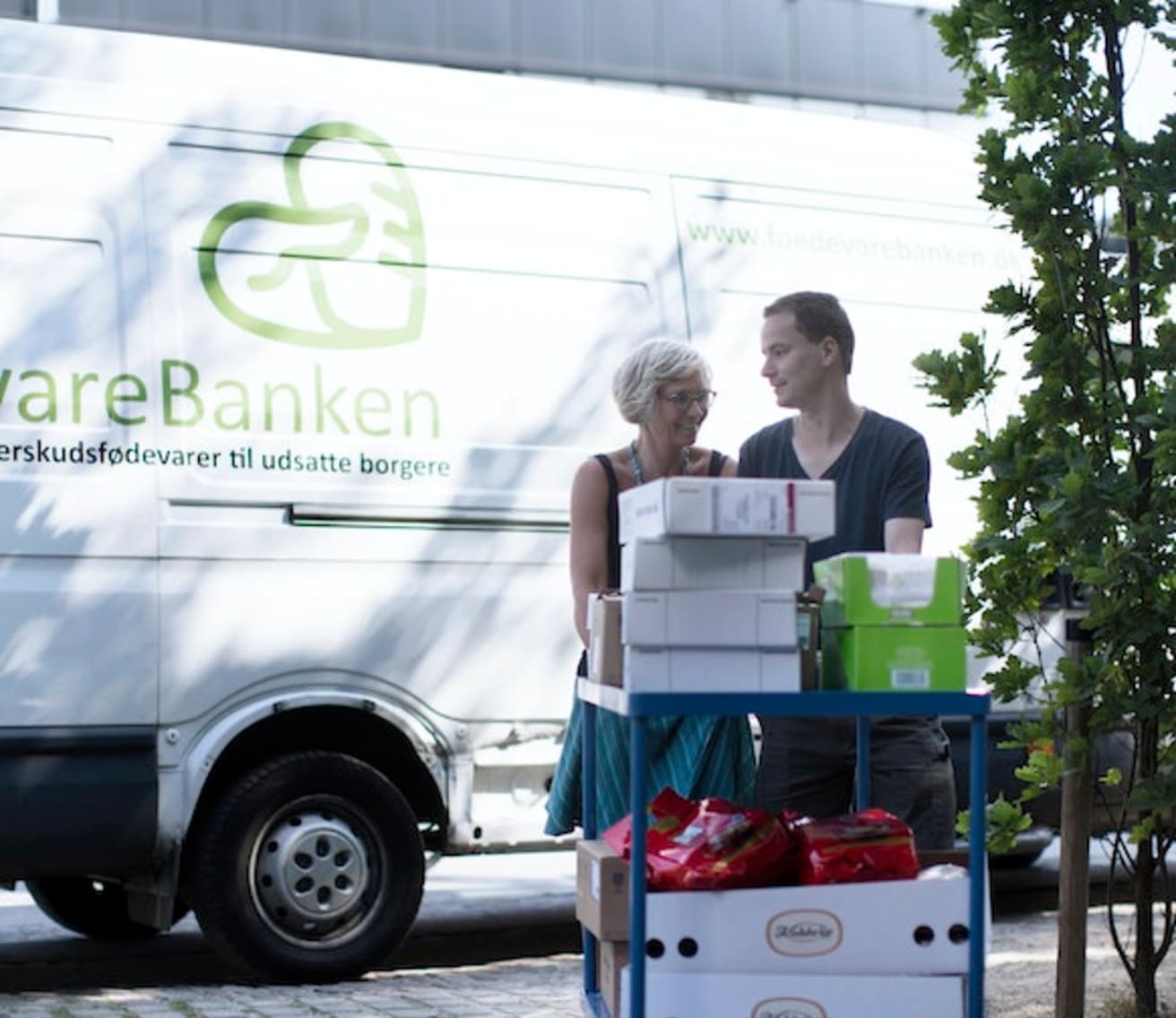 foedevarebanken to mennesker leverer madvarer fra bil