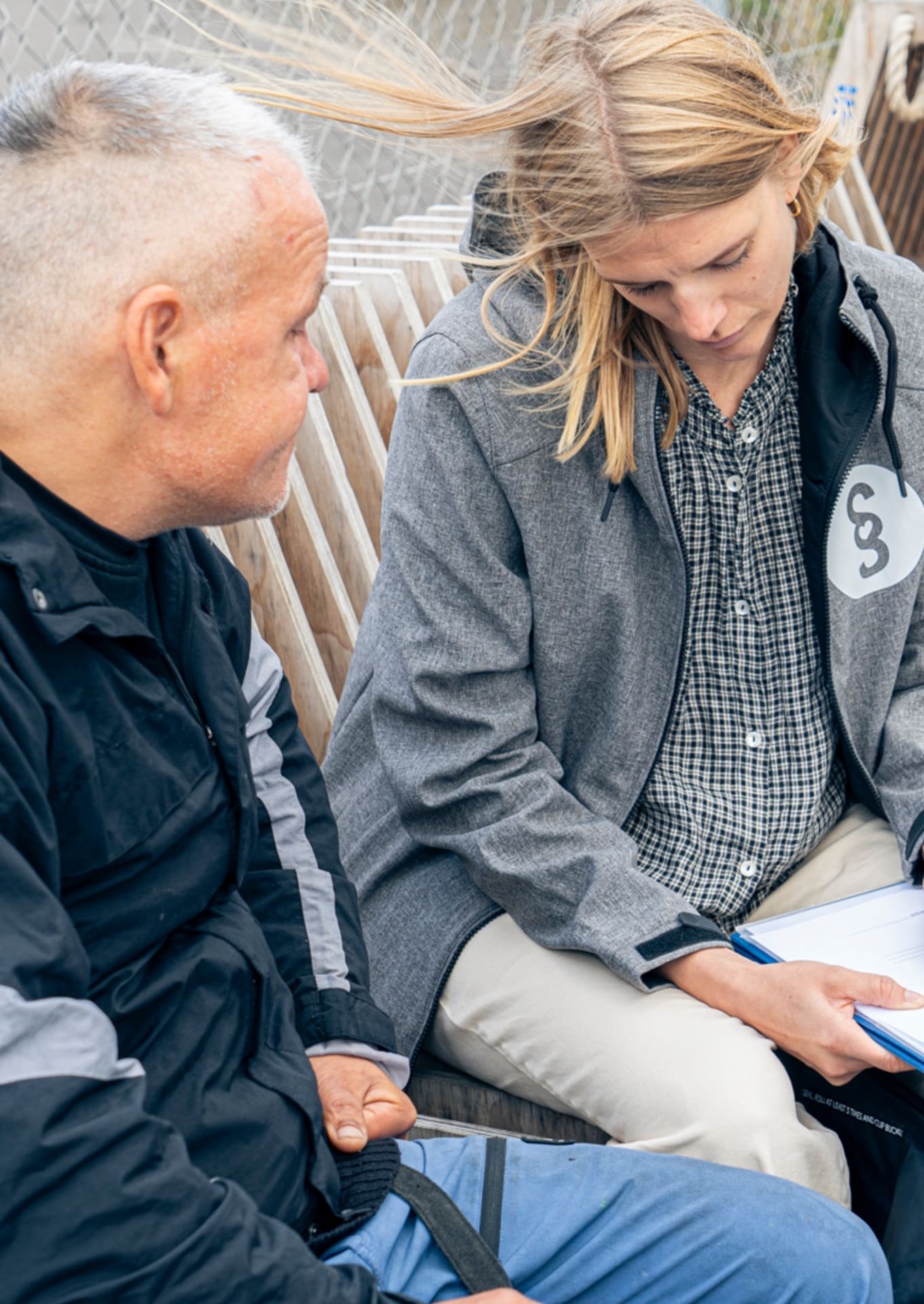 Stenbroens Jurister udfylder blanket sammen med hjemloes