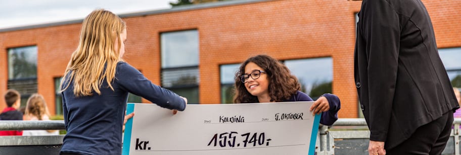 lokal donation Kolding pige med skilt