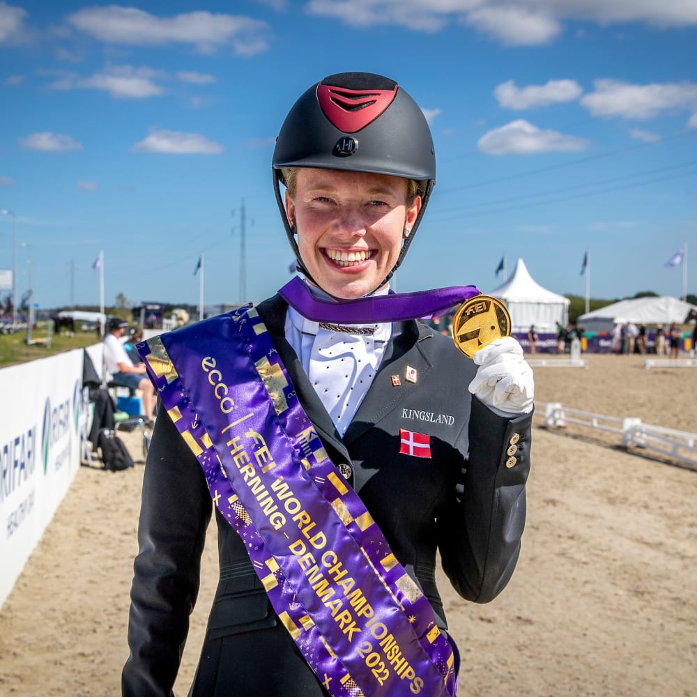 vm dressur herning katrine kristensen viser sin medalje