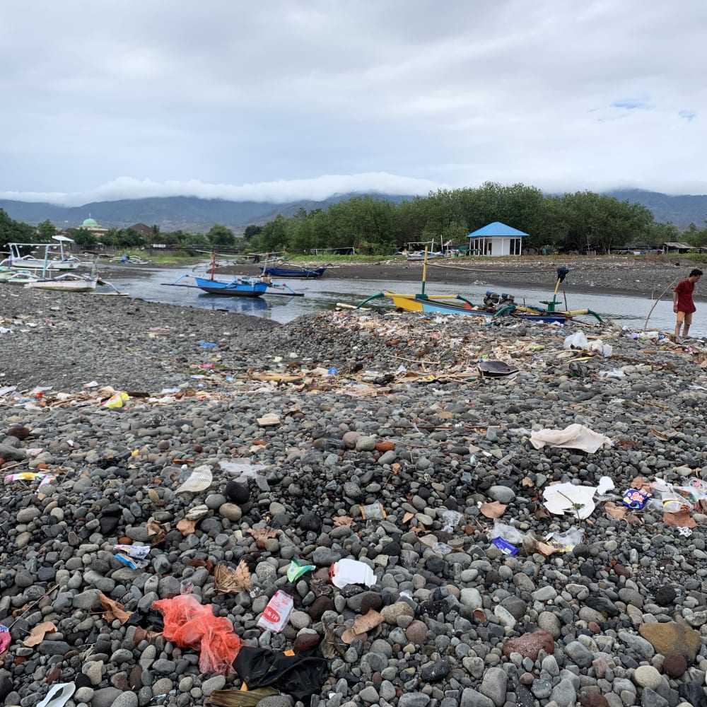 ocean plastic forum affald ved flod