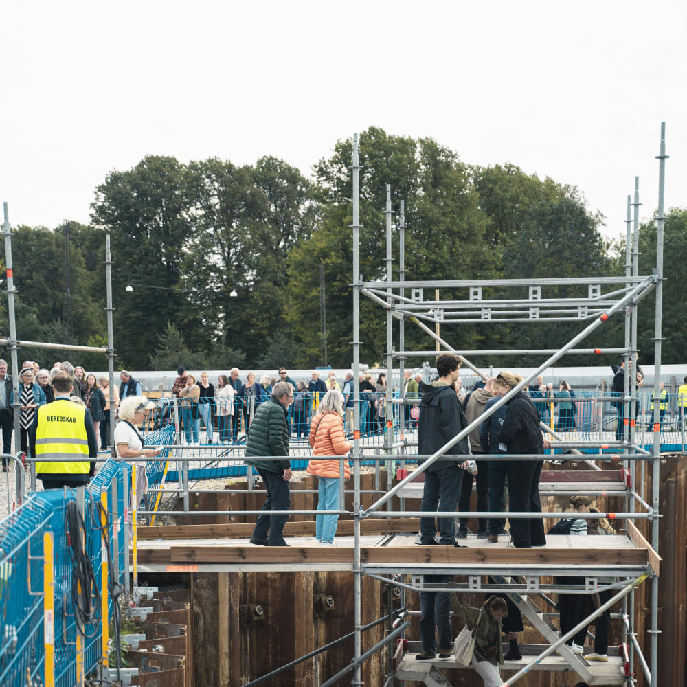 ARoS rejsegilde stakit midt på byggepladsen