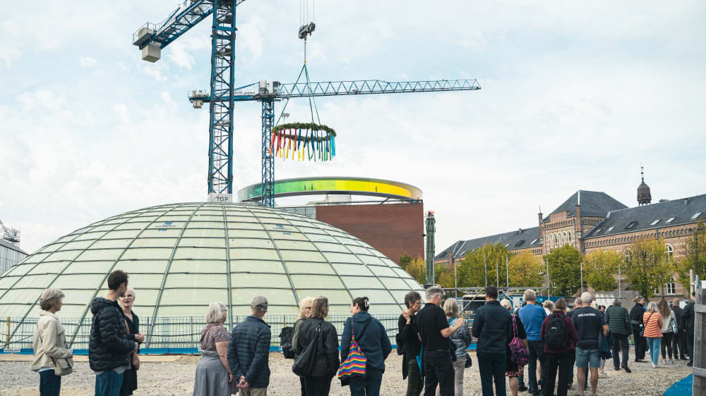 ARoS rejsegilde kø på byggepladsen hvor de besøgende kan kigge på kuplen udefra