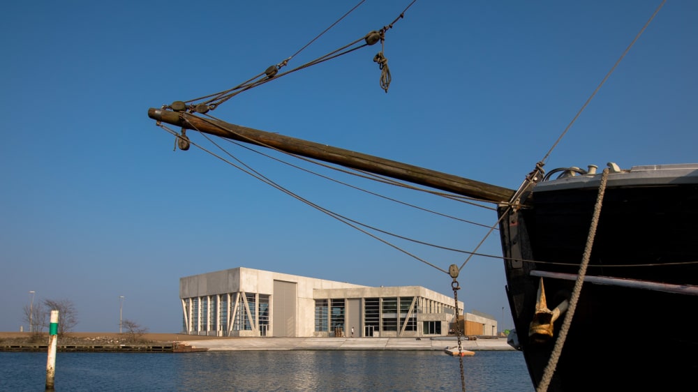 aarhus internationale sejlsportscenter bygning med baad i forgrunden