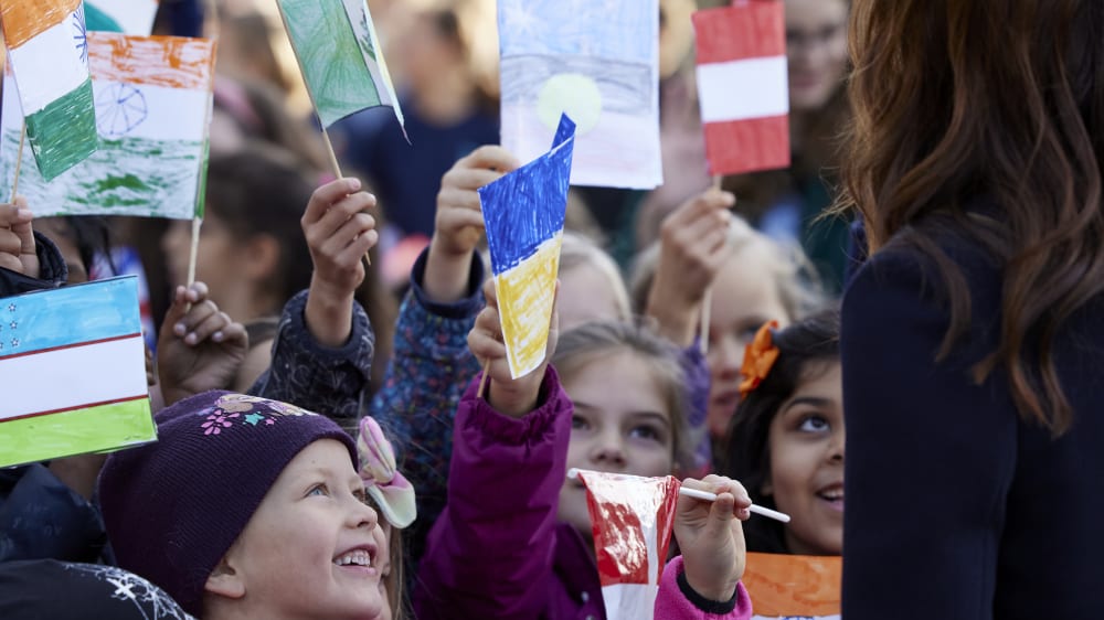 International_Skole_boernene vifter med flag