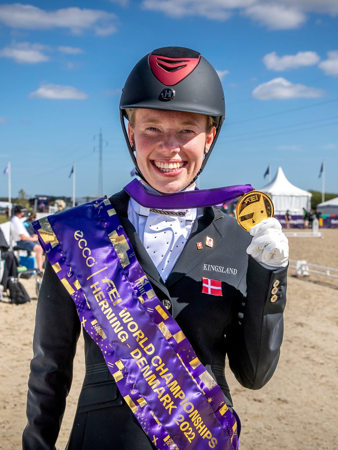 vm dressur herning katrine kristensen viser sin medalje