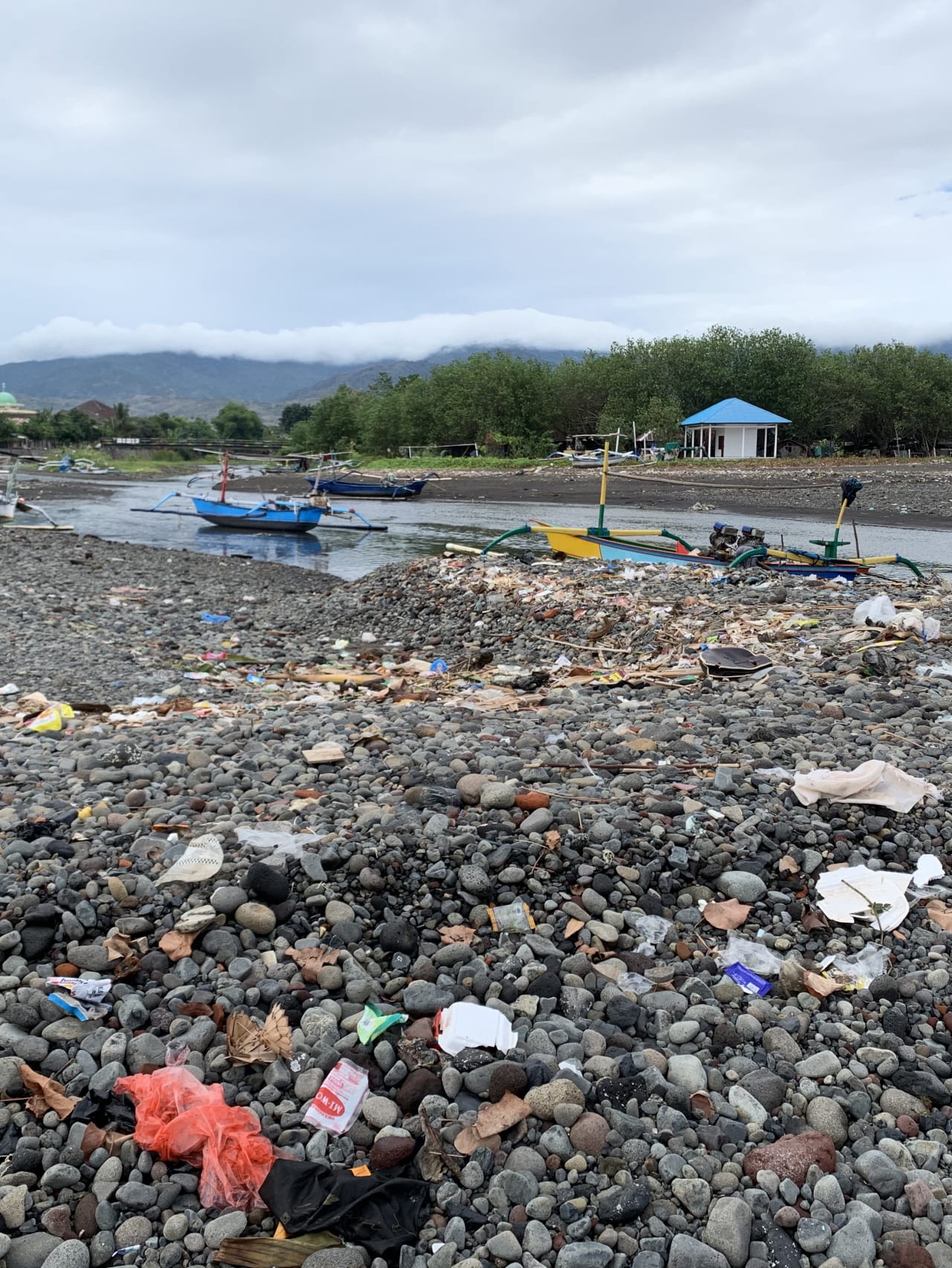 ocean plastic forum affald ved flod