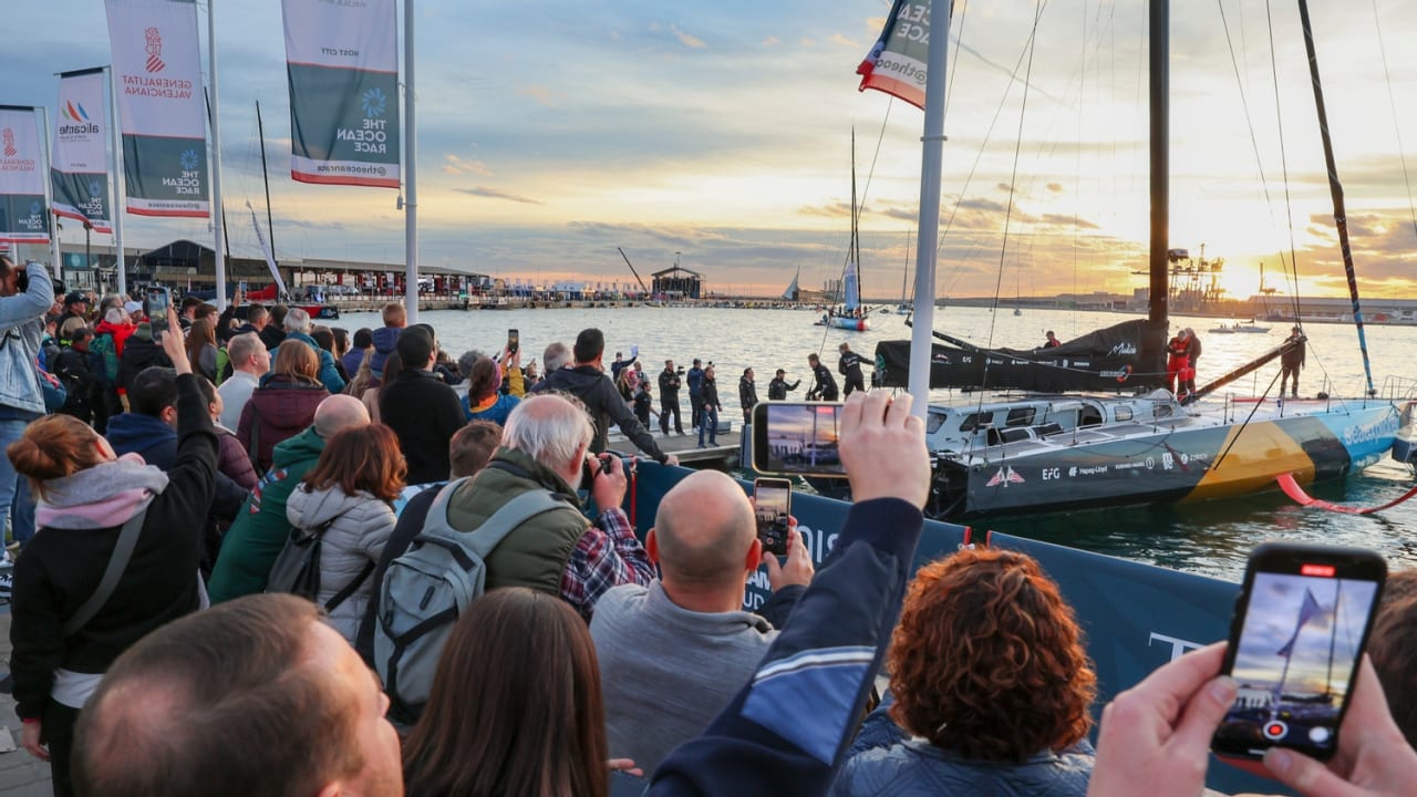 Ocean Race mennesker kigger på både