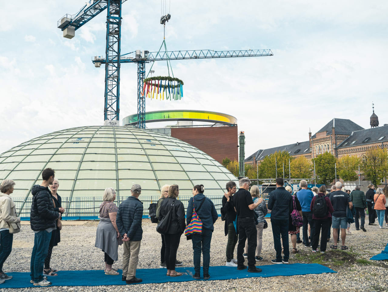 ARoS rejsegilde kø på byggepladsen hvor de besøgende kan kigge på kuplen udefra